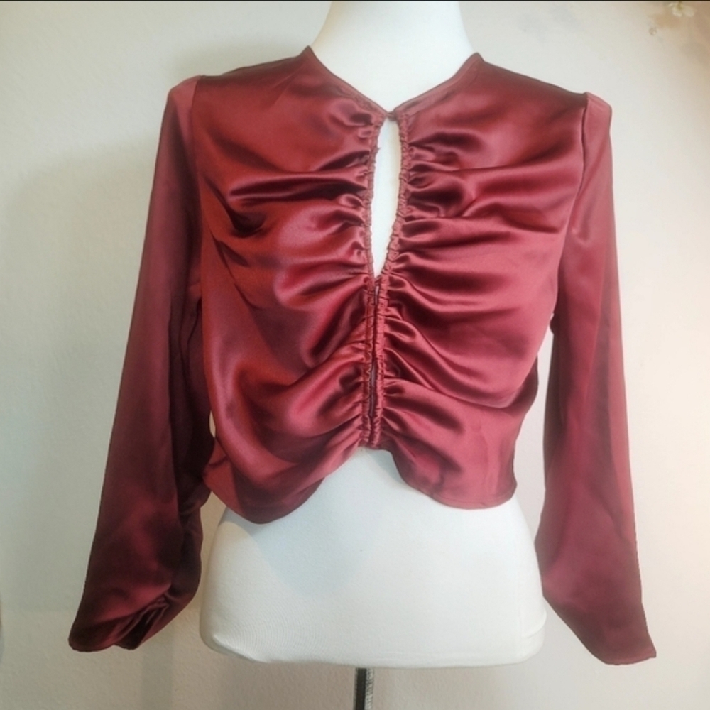 NWT HOUSE OF HARLOW 1960 +  BOHEMIAN BURGUNDY SATIN KEYHOLE BLOUSE M